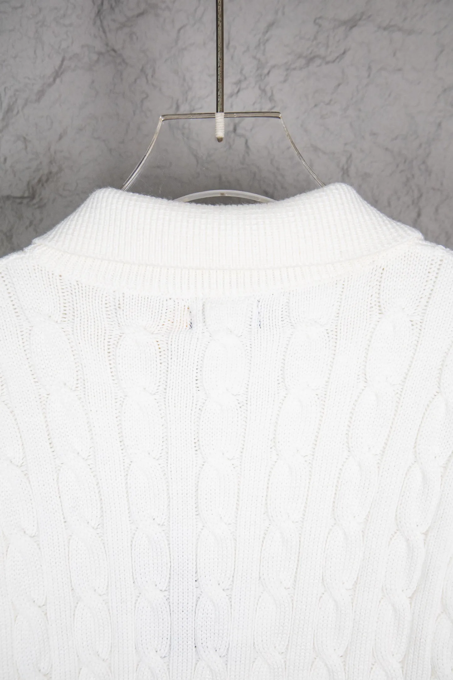 P240 Ralph Lauren 2025ss new twist sweater button cardigan. The fabric is made of imitation cashmere fabric. A full set of customized accessories. The highest version on the market. Color: Navy blue, black, white and gray. Size: S-XL.